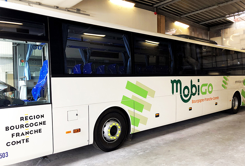 Publigrah_marquage_d_autocars_Mobigo_pose_adhesif Marquage d'autocars Mobigo pose adhesif